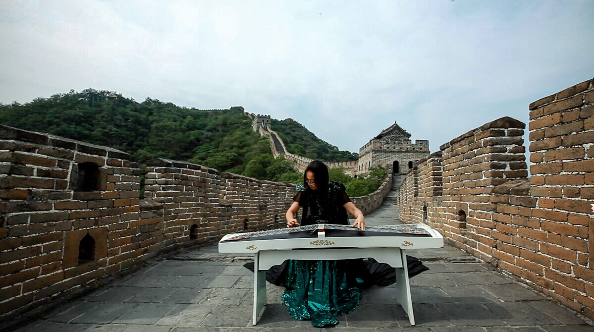 真石漆乳液對涂層起著(zhù)重要的作用